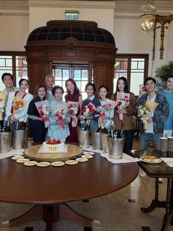 世界杯竞猜-《风华背后》煞科红星打成一片 汪明荃开香槟庆祝