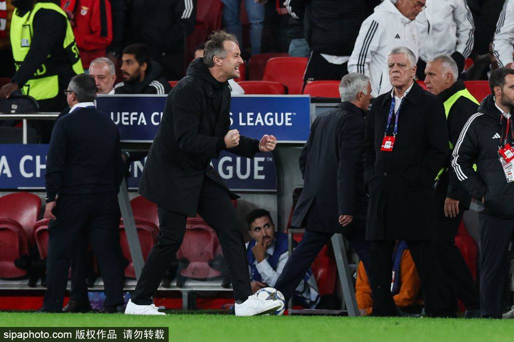 2026世界杯竞猜-海港夺冠狂欢！穆斯卡特手握火神杯，饮料替代香槟成庆祝新潮流